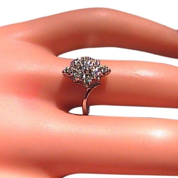 10k White Gold Diamond Cluster Ring